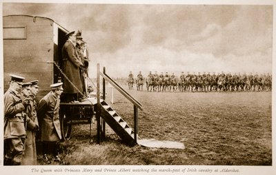 La regina con la principessa Mary e il principe Albert osservano la sfilata della cavalleria irlandese ad Aldershot, 1914-19 da English Photographer